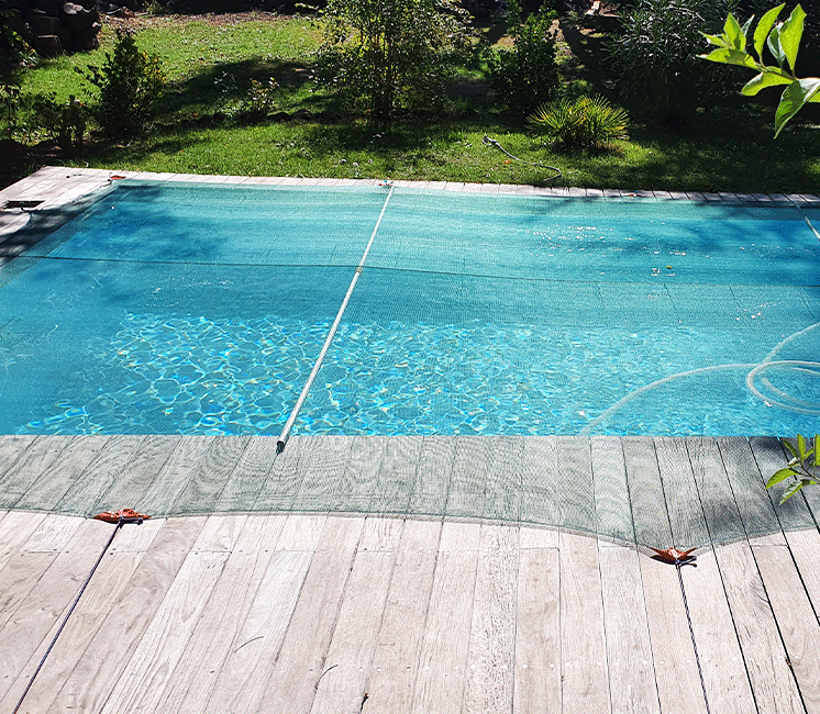 Filet anti-feuilles de piscine à nettoyer avec précaution