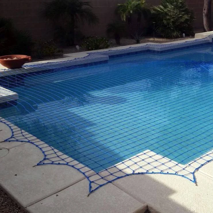 Filet de couverture de piscine séchant après rinçage