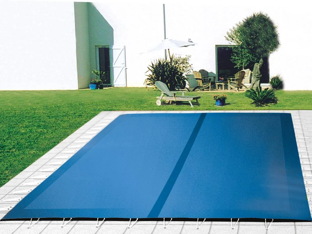 Couverture et filet de piscine entretenus régulièrement