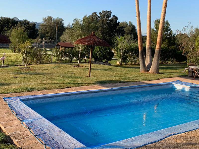 Filet anti-feuilles tendu autour d’une piscine