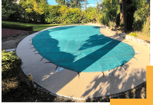 Couverture de piscine claire entretenue avec un produit compatible