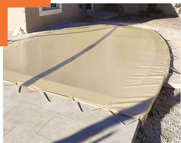 Détail d’une bâche de protection claire fabriquée sur mesure